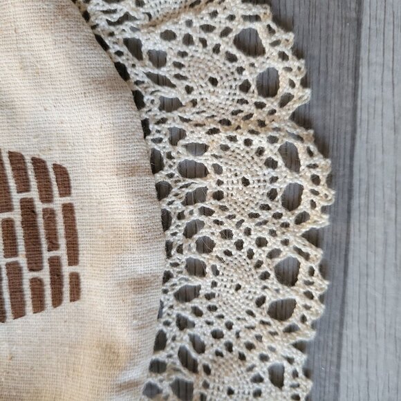 Vintage Handcrafted Lace-Trimmed Table Runners With Basket & Berry Design - Picture 10 of 10